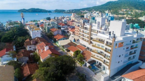 Mário Guilherme 304 - no Centro de Bombinhas em condomínio com piscina 2 vagas garagem - 4 pessoas